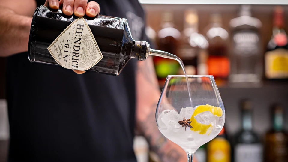 AC GRRAR Gin Pour