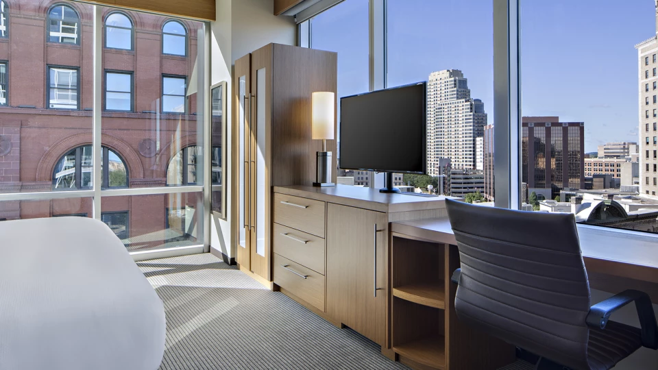 Hyatt Place GR corner king view Ham2019